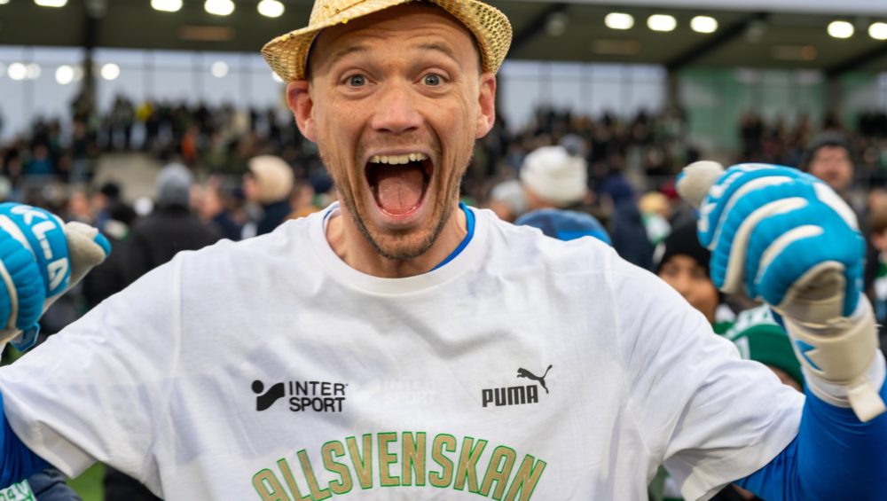 Anton Fagerström firar avancemanget till Allsvenskan.